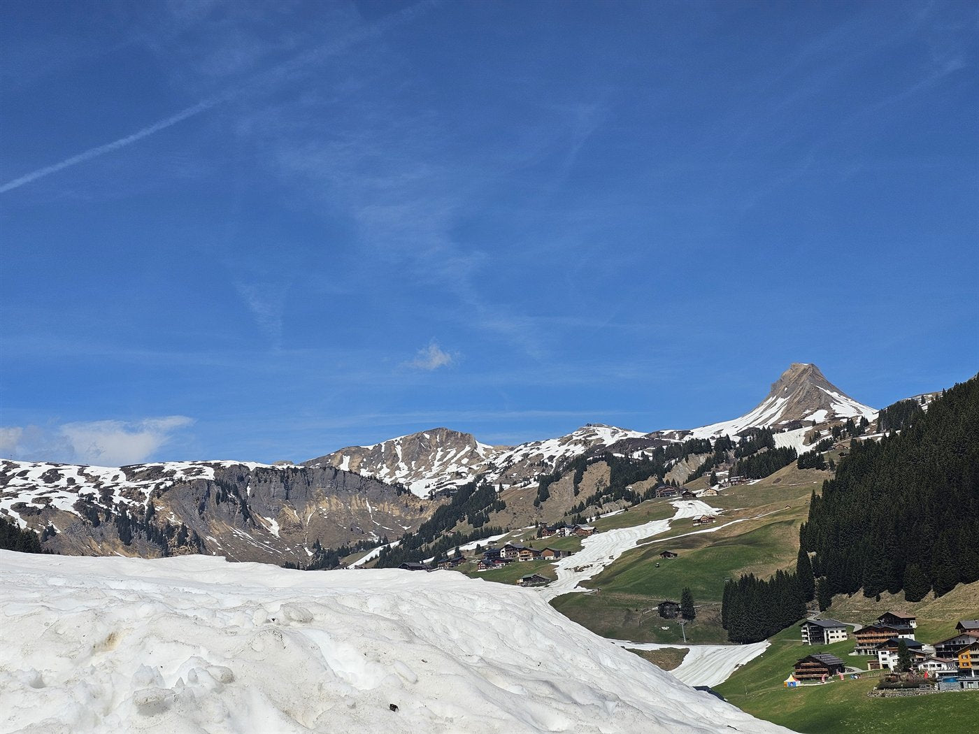 Bergdorf mit Schnee in Vorarlberg