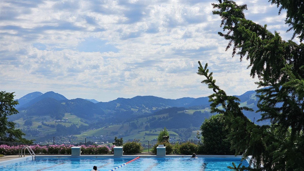 Bergblick und Pool zur Erholung nach einem Ausflug